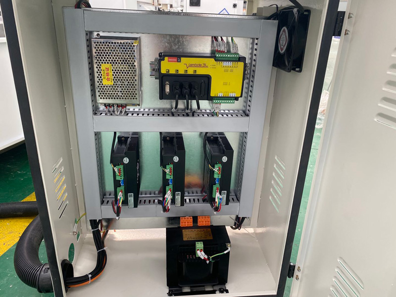 業(yè)余小型數(shù)控磨機(jī)控制箱 業(yè)余小型數(shù)控磨機(jī)控制箱