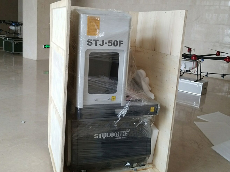 帶全封閉蓋的光纖激光雕刻機(jī)包裝 帶全封閉蓋的光纖激光雕刻機(jī)包裝