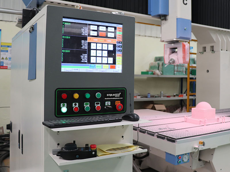 配備新代 控制系統的五軸數控銑床