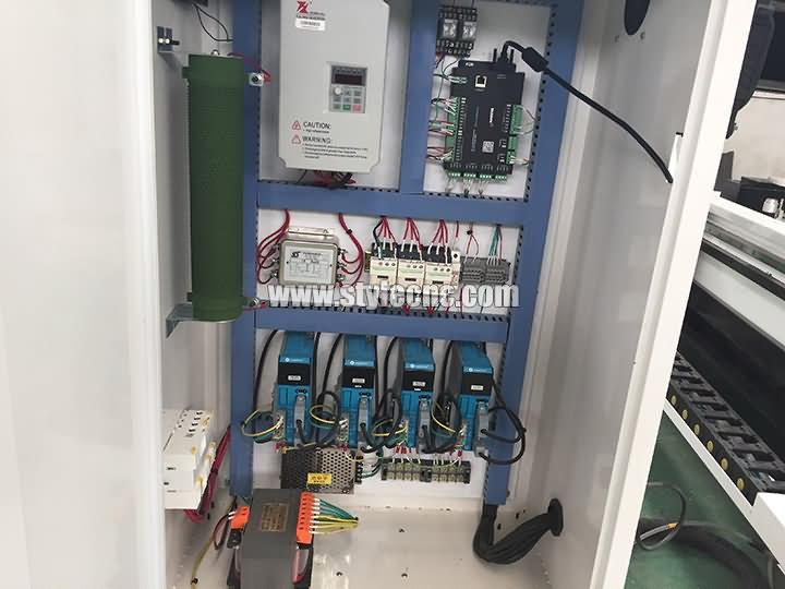 小型數控雕刻機，帶自動換刀裝置（ATC）