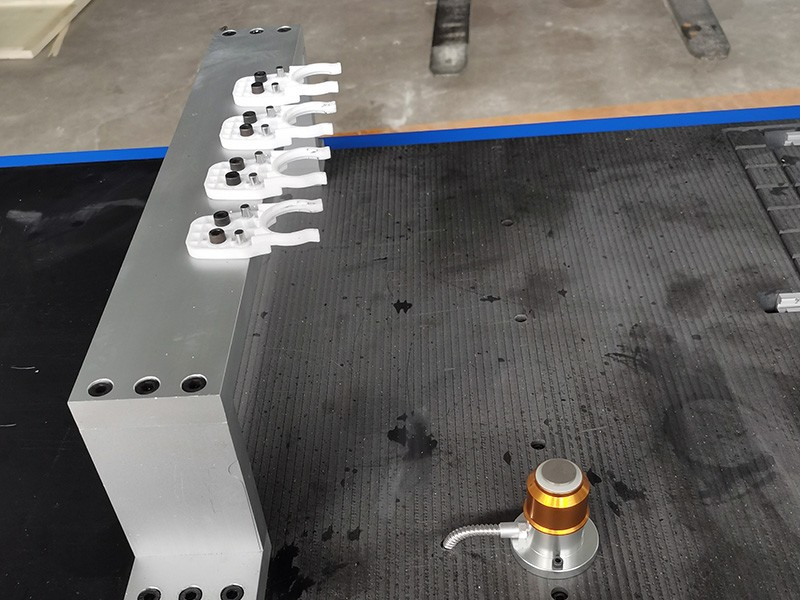 STG6090 帶第四旋轉軸的臺式數控鋁材雕刻機 STG6090 帶第四旋轉軸的臺式數控鋁材雕刻機