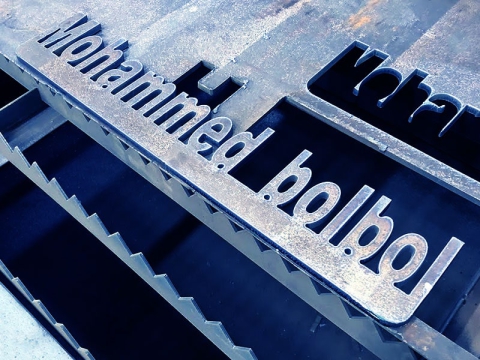 工業數控等離子切割工作臺，配備海寶等離子切割機